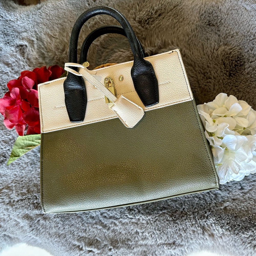 Green and cream Charming Charlie purse
